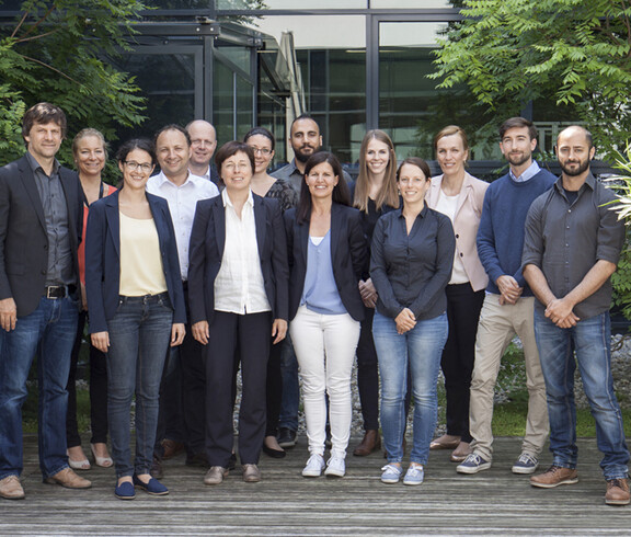 Ein Gruppenfoto von vielen Arbeitern. Alle sind nobel gekleidet.