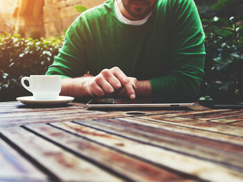 Cropped,Image,Young,Man,Sitting,At,The,Table,With,Cup