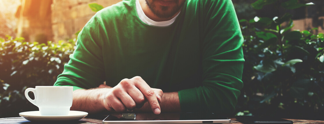 Cropped,Image,Young,Man,Sitting,At,The,Table,With,Cup